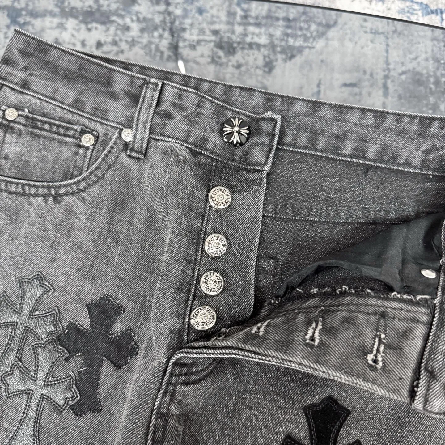 P300 CH Chromehearts black cross-stitched leather black and gray heavy-duty cow king jeans, cabinet price 74W level, patchwork cross pattern embellishment, washed jeans! ! An absolutely high-end luxury product, a 1.9W-level god-level single product, a super popular product, made by top heavy industry, a magic weapon that cannot be missed! [About Zangyin] This is an extremely luxurious fashion brand that can also be called the aristocracy of the high street. It has always been an exclusive brand for some hipsters or rich second generations. Compared with ordinary high streets, it is more luxurious and noble. Compared with luxury brands, it is more fashionable and individual. It has always been a brand that I have a special liking for. [Top heavy industry fashion design] Consistently high-street luxury style. Speaking of this style, the Zangyin family and GU family are definitely the leading representative brands. Especially the Zangyin family has really achieved a state-of-the-art effect in creating high-street style. The unique washed material is used to create this style. The color system is already quite eye-catching. After it is decorated with patchwork cross flowers, it cleverly highlights the charm of the brand. Secondly, this style uses classic The high-waist cutting design highlights the long legs and fashionable temperament of the upper body. The brand is highly recognizable and the slim fit configuration is more suitable for daily wear. It is a product that interprets personality, fashion, and specifications at a glance. This single product is enough to make any fan excited. It can be a white T-shirt for a youthful college style, or a tight suspender for a royal style. It has strong matching ability and can be easily controlled by men.  [Materials and craftsmanship] Needless to say, this point goes without saying. As an excellent craftsman brand, Zangyin’s requirements for details and craftsmanship are really perfect. The washed color of this model has gone through so many processes, not to mention the embellishment of denim appliques. It is also purely hand-made and sewn. Just like what they believe in, only hand-made things have soul and have the meaning of wear. A top-notch heavy-duty fashionable denim item, I look forward to your perfect interpretation! !  Color: black gray Size: 28-36
